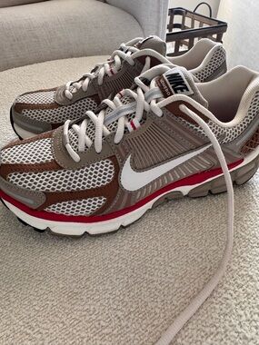 Nike Vomero 5 Shoes, Size 7.5